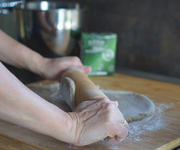 Teig ausrollen beim Hundekekse backen