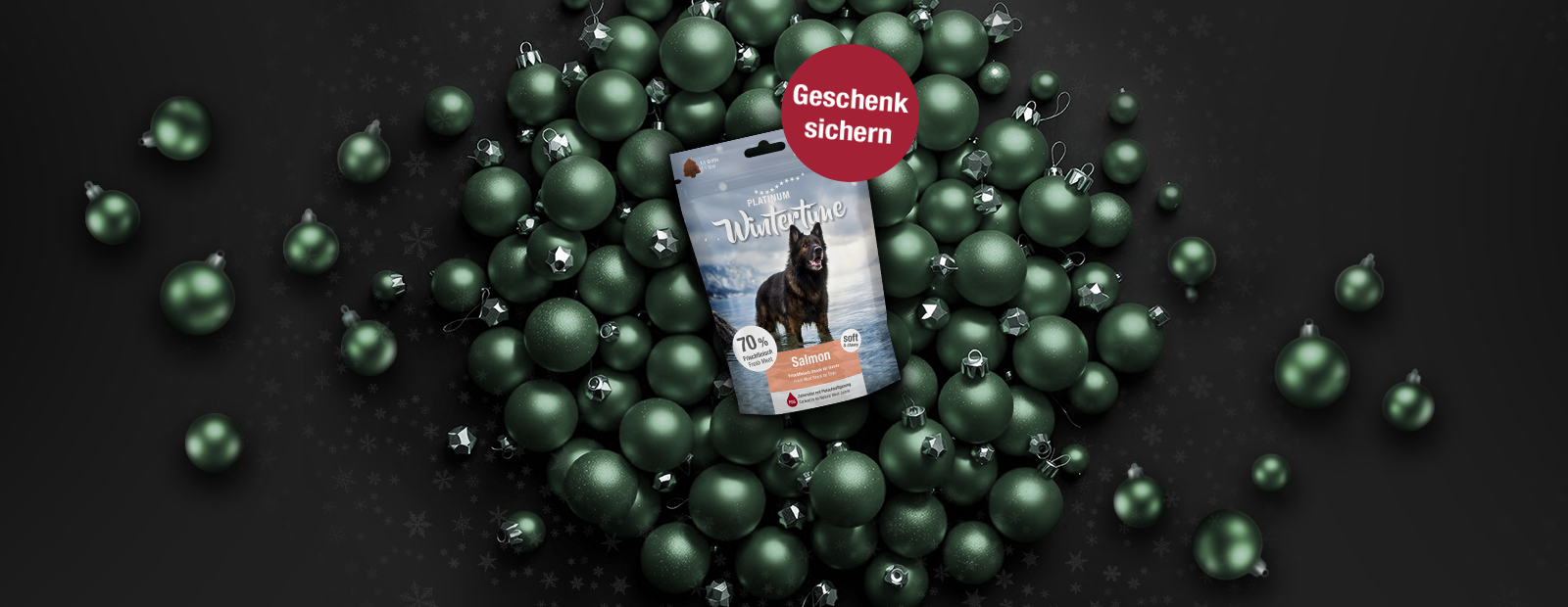 Ein Beutel Wintertime Leckerlis liegt auf grünen Weihnachtskugeln