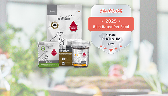 Eine Packung Trockenfutter, Nassfutter und eine Dose Snacks von PLATINUM mit dem CheckForPet Futtercheck Siegel