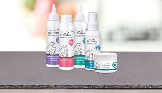 Set bestaande uit vier flessen en een potje verzorgingsproducten voor honden van PLATINUM