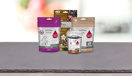 Zusammenstellung aus einer Dose und drei Beutel Snacks für Hunde von PLATINUM
