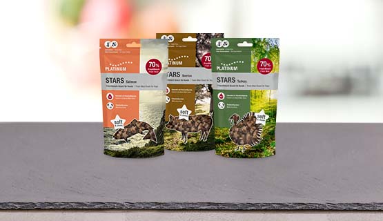 3 Leckerlie-Beutel der neuen PLATINUM STARS Snacks in drei verschiedenen Sorten